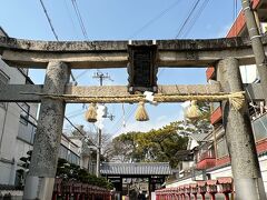 買い食いしながら商店街を突っ切ると茨木神社。