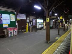 鎌倉駅を出発、コツコツと駅に停まっていく。
ここは３つめの長谷駅。昼間と違って静かな雰囲気だった。