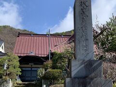 麓の積翠寺へ
信玄が生まれたお寺で
信玄公誕生之の碑があります

要害山城まで行けず麓のこちらで出産したと言われてます
臨月の身重であの山を登るのは無理よね
