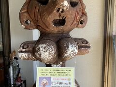 入口にいるのは
かかしの「ミス石ノ坪遺跡」

ハートのお顔がかわいい縄文土器
実物は 角度で表情豊かにみえて
もっと可愛いお顔でした

さすが縄文遺跡の宝庫
他にも「縄文の仮面小町ウーラ」などなど
豊富な展示がありました