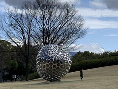 芸術の森公園へ

とってもおおきいりんごが富士山をバックに転がってます
作品名 「ザ・ビッグアップルNo.45」

点在する彫刻を巡りました