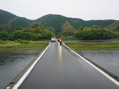 佐田沈下橋…っ！

ホントだ、ホントに両側に柵がない橋なんだ；；