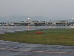 滑走路写真は雨粒にピントが合ってしまい残念なりなりだったけど＾＾；

さよなら、高知空港。
