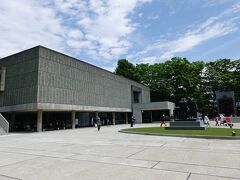 駅からすぐに国立西洋美術館です。

世界文化遺産に登録されています。昭和30年代の新しい建築物なのに世界遺産とは不思議な感じです。