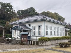 1912年に名古屋の実業家滝信四郎氏により建てられた常磐館は
数々の文豪が滞在した料理旅館でしたが１９８２年に取り壊されました。
１９９７年に文豪たちの足跡として復元された建物がこちらの海辺の文学記念館です。