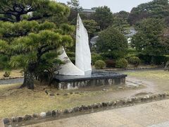 こちらは最近インスタ映えで”ガマニ塩湖”と密かに有名となった
竹島園地のモニュメント。
台座の部分に竹島が反射して綺麗な写真が撮れるそうです。
土砂降りのこの日は勿論できません。