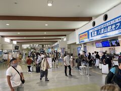 港は流石に混雑していることに加え、今日は(も)上原行きは欠航していることもあり、安栄観光の次の13:00船は満席で、八重山観光フェリーに行くように言われますが...今回は安栄観光に乗りたいんです（普段は八重山観光フェリー派なんですが）・・・
往復割引にはならなくていいから、帰りは安栄で帰りたいのでここで買いたい、とか言っている内に臨時の2隻目が出ることになったとかで安栄観光で行くことができました。