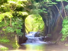 またまた登場、濃溝の滝(亀岩の洞窟)。
ハートではないけれど、洞穴から、陽が射す。