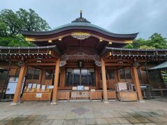 階段を何段も登って、ようやくたどり着いた諏訪神社の本殿。