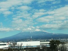 ひかり６４０号（新大阪７：３６　東京１０:４６）
富士山付近を通過中
東海道新幹線の上りは左側になると富士山が見えます！事前予約したのですが、天候の予約は無理ですね～～。残念～～。