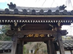 少し歩いて本長寺です