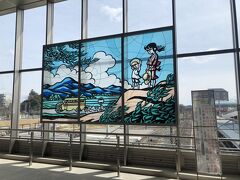 石岡駅。
四季を描いた滝平二郎さんのステンドグラスが飾られています。