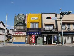 個性的な看板建築が並んでいます。
旧吉田クツ店は現在たこ焼屋さん。
玉川屋さんは閉業してしまっているようです。