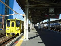 09:22、佐賀駅で途中下車、長崎本線を少し離れて唐津線の列車に乗り換えます、１両だけの黄色のディーゼル車です