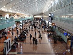 海外旅行行けなくなって余ってしまったマイレージで飛行機のチケットを確保、コロナ関連の制限が無くなって羽田空港もそこそこ人出が増えてきています