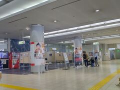 広島空港へ到着、レンタカーも混んでるそうで受付後30分ほど待たされることに