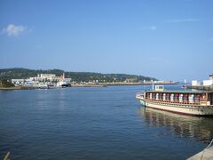 小樽運河まで来れば、海はもうすぐそこです。
今日の小樽港は凪いでました。