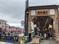 賑わっている表通りの商店街へ。