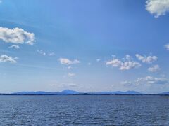 湖の向こうには筑波山が見えています。