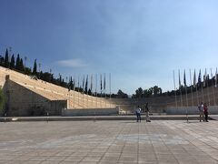 バスでアテネの街中に移動。
1回目のオリンピックの会場。
