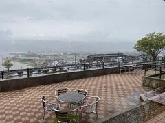 連休初日の休日4月29日はあいにくの雨。でもそのおかげか渋滞は小規模で、都内の八王子あたりまで混んでいるくらいでした。その後は快調に雨の中を走って諏訪湖SA。