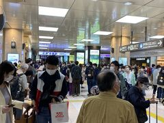新幹線で京都へ。
京都駅、人多すぎ。