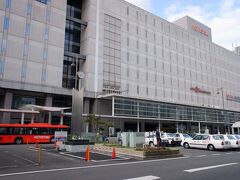 　高速道路を走り、一時間ほどで松山市駅に着いちゃいます。電車は東予から松山まで今治経由でぐるっと回るのですが、高速道路は東予から松山まで直線でショートカットしてくれます。