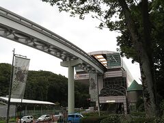 多摩モノレールの多摩動物公園駅
道路を挟んだ向かい側に、京王線の駅もあります。