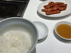 夕食はホテル近くの「盛楼閣」さんへ
結構大き目の店舗で賑わってました
冷麺お目当てだったけど、やっぱ焼肉も食べたくなるという…