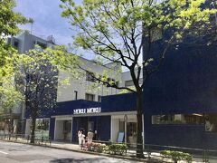 全国の大型店舗で見かけるヨックモックの青山本店。
ラウンジが併設されています。
https://yokumoku-bluebricklounge.gorp.jp/
