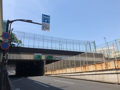 首都高速３号渋谷線の青山トンネル
通るたびに気になっていましたが、トンネルの上は青山学院のテニスコートなんですね。
http://www.age.aoyama.ed.jp/access/campusmap.html
