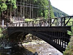 神子畑鋳鉄橋（国の重要文化財）
　明治時代に神子畑鉱山の銀・銅を生野鉱山の精錬工場まで運んだ道に、そして大正から昭和にかけて明延鉱山で産出された鉱石を神子畑選鉱場で選鉱し、新井駅へ運んだ道に架かる明治１８年４月完成の日本最古の鋳鉄橋。
　