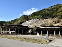 　この建屋は木と鉄骨で造られ、屋根はトタン張り、擁壁は石積みコンクリート造で、幅１１０ｍ、斜距離１６５ｍ、高低差約７５ｍであった。
　神子畑選鉱場の特徴であった錫の比重選鉱技術は高い評価を得ていたが、昭和６２年（１９８７）の明延鉱山の閉山により、その役目を終えて操業を停止しました。