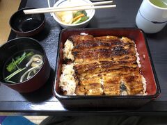 やっと来ました。

この下にもう一層うなぎが隠れています。

店には並ばず入れたんですが、オーダーを聞いてから50分ほど出てくるまでかかりました。せっかちさんには厳しいでしょう。
帰り際店主と奥さまがしきりに待ったでしょう、ごめんなさいねと謝ってくださいました。