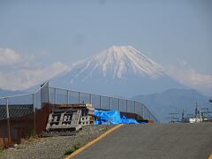 韮崎駅前から富士山が見えました。