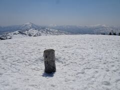 会津駒ヶ岳に登頂。山頂標識の「会」の文字だけが見えていました。人の背丈よりもかなり高い標識なので、相当な積雪量。無雪期だと樹木に囲まれて景色がそれほど良くありませんが、この時期は360°の大展望でした。