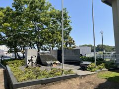 正岡子規の碑から、軍艦長門の碑、軍艦山城の碑と石碑が並んでいて、
これは、一番海側にある大きな碑、海軍の碑。