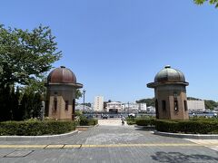 公園の入口のひとつ、旧横須賀軍港逸見波止場衛門。かつて、横須賀軍港の正門だったところです。