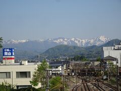 翌朝、沼田駅でバスに乗り継いで尾瀬へ。
沼田駅から谷川連峰が見えました。右が谷川岳だと思います。