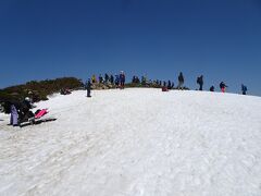 至仏山に登頂。約4年ぶり2回目。山頂は土が露出していて、多くの登山者で賑わっていました。