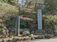 お次は「唐澤山神社」へ。唐沢山城本丸跡に鎮座する神社で、藤原秀郷公を祀っています。

車で行く場合、山道を登って「唐沢山レストハウス」の前に駐車できます。そこから神社までは徒歩10-15分ってところだと思います。