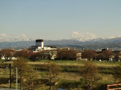 午後３時半頃、北陸自動車道～金沢市街地を抜けた辺り・・
・・まだ薄っすらと雪が残る、白山が見えました。