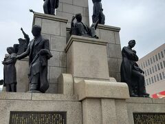 その並びに「若き薩摩の群像」　　鹿児島は歴史的の名士を沢山輩出しています。