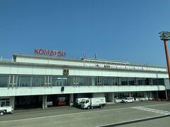 無事に小松空港に着陸です。
金沢へはちょっと戻る感じなのですね。
まずはバス乗り場を目指します。