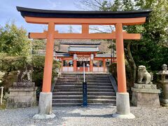 宇治神社はこじんまりとしており、鮮やかな朱色の鳥居の向こうにすぐ本殿が見えます。
本当はこちらを先にお参りしてから平等院へ行くのが正しい順路のようです。