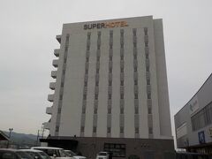 駅は２階なので下がってきてから、ホテルまで徒歩５分弱くらいでした。