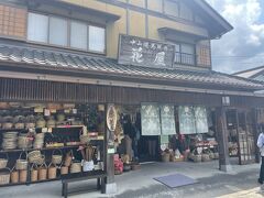 馬籠宿到着！
坂の麓にある商店には、修学旅行の学生が多く、地元の名産のお土産が色々置いてありました。