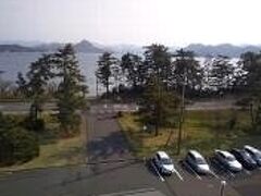 通された最上階・４階の部屋から久美浜湾とホテルの駐車場が見えた。