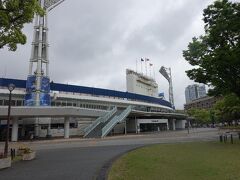 横浜公園を抜けて地下鉄の関内駅に戻りますが、
横浜公園内に横浜スタジアムがあります。