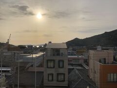 駅から10分くらい歩いて、ホテルにチェックイン。
飲食店に近い場所を選びました。
窓から海が僅かに見えます。